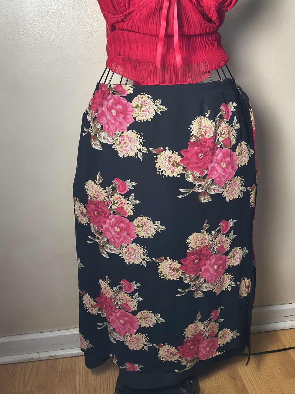 dressbarn Vintage Y2k Black Midi Skirt with Pink Floral Print